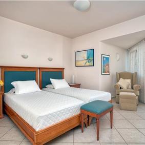 4 bedroom villa with pool close to beach on Akrotiri peninsula, sleeps 8